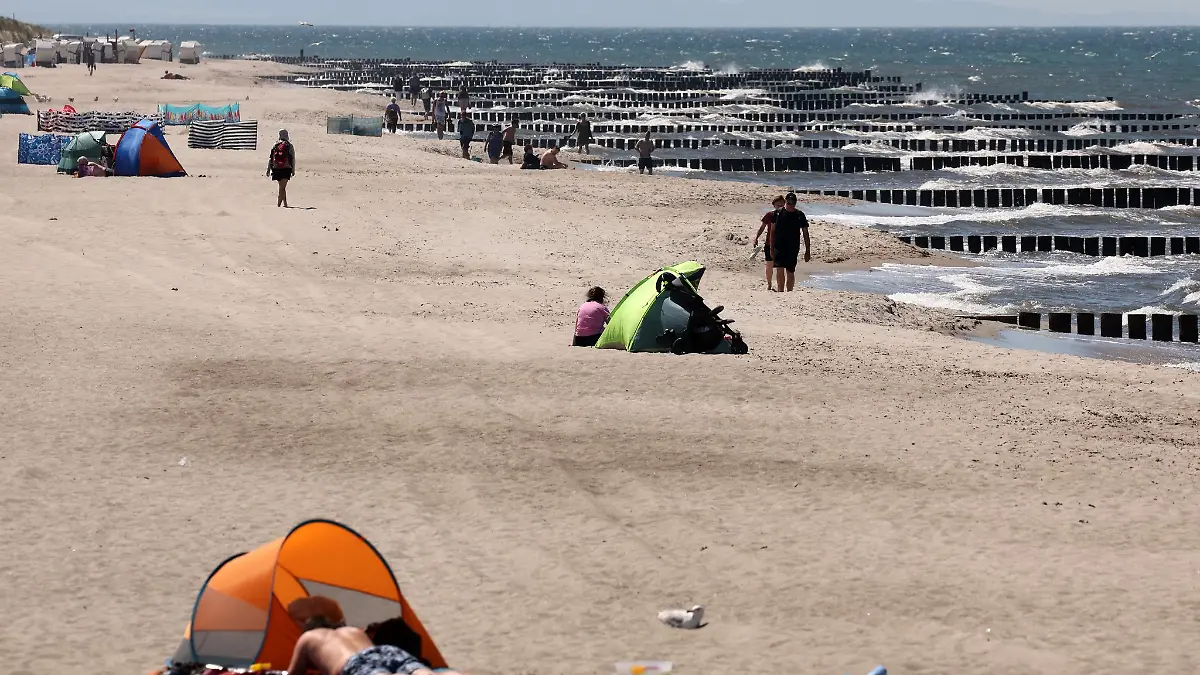 Riskante Strömung: Rettungsschwimmer holen bei kräftigem Westwind zwei Kinder im Vorschulalter von den Buhnen. Sie waren in großer Gefahr.