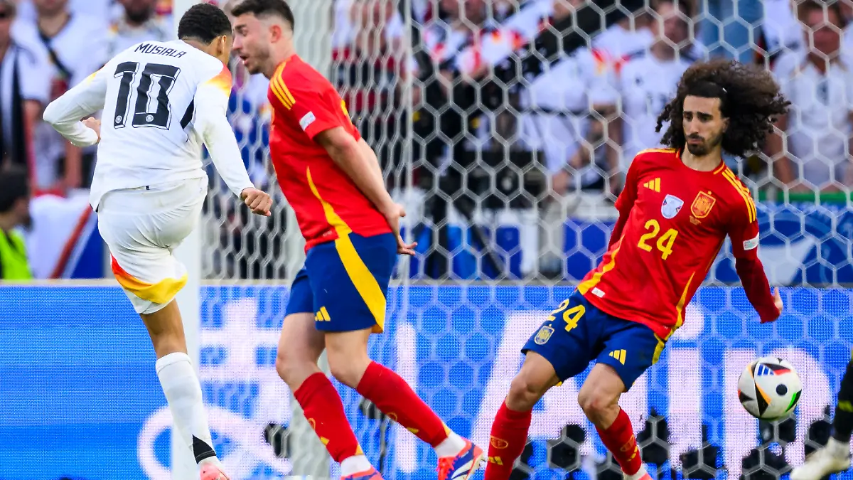 Deutschlands Jamal Musiala (l) schießt Spaniens Marc Cucurella (r) im Strafraum an der Hand an.
