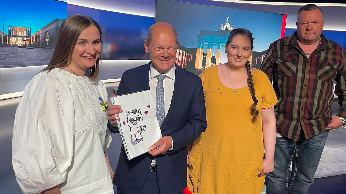 Nach der Sendung bekam Bundeskanzler Scholz noch ein ganz besonderes Geschenk