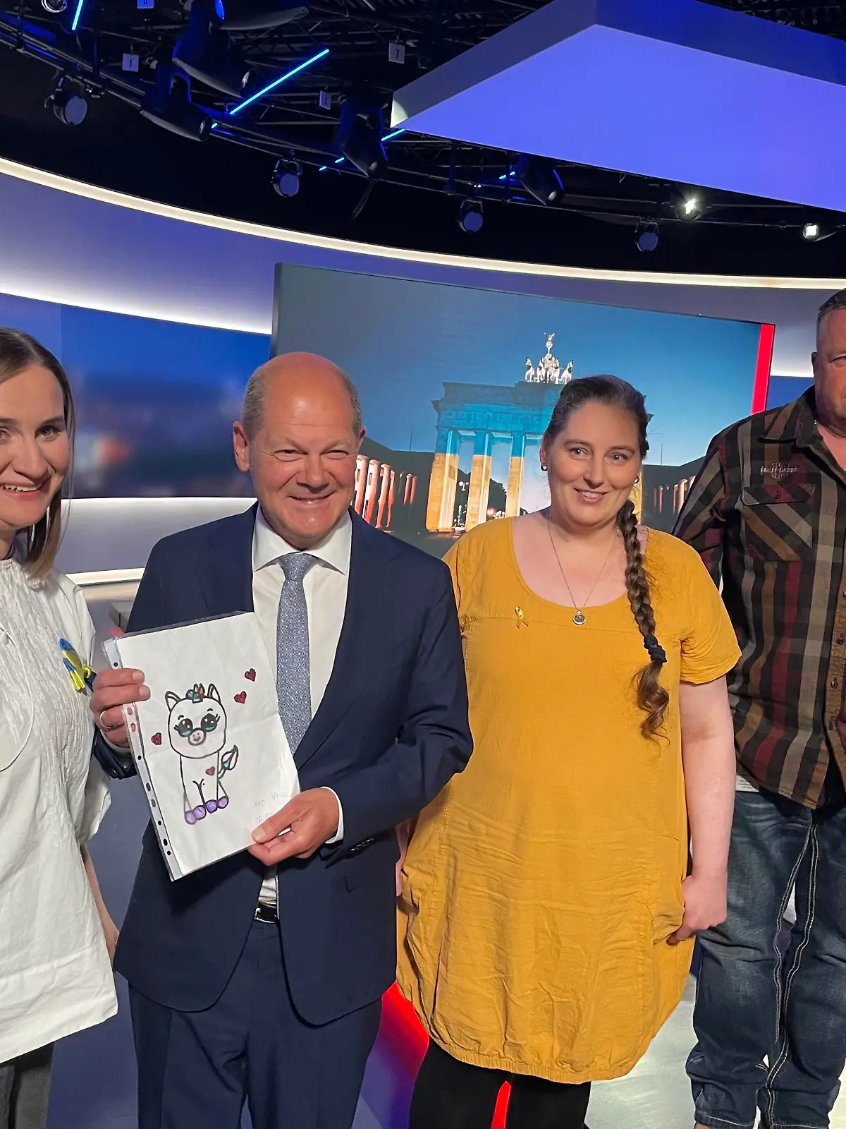 Nach der Sendung bekam Bundeskanzler Scholz noch ein ganz besonderes Geschenk