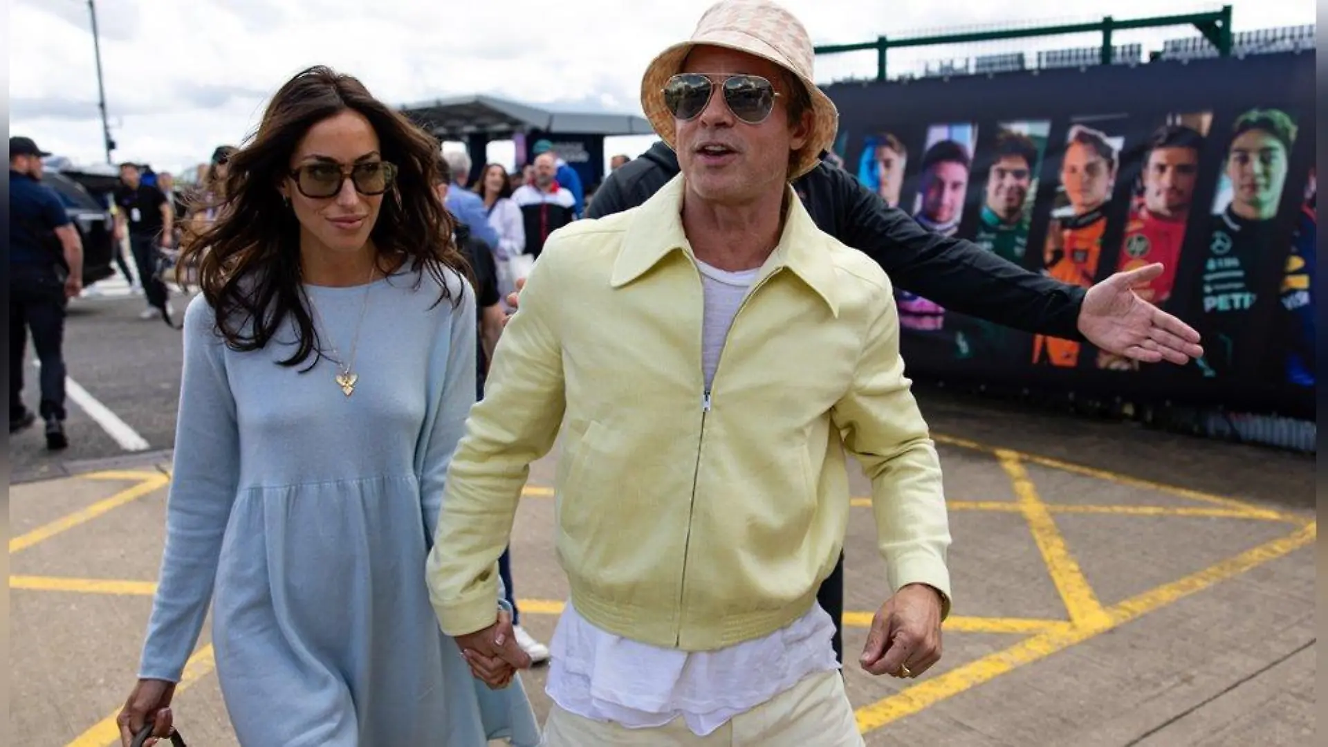Seltene Bilder: Brad Pitt zeigt sich Hand in Hand mit seiner Freundin