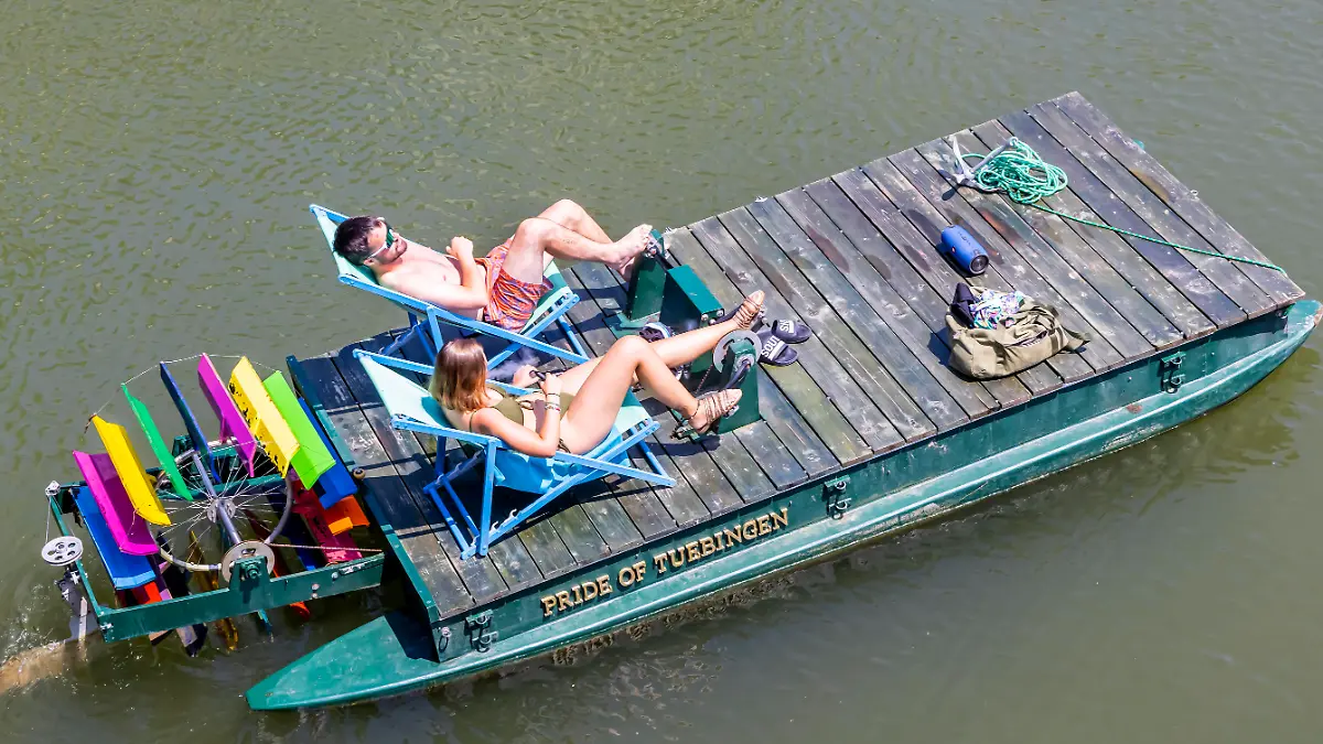 Ein sonnenhungrifes Paar, Tretboot auf dem Neckar in Tübingen. // 26.06.2024: Tübingen, Baden-Württemberg, Deutschland, Europa *** A sun-hungry couple, pedal boat on the Neckar in Tübingen 26 06 2024 Tübingen, Baden Württemberg, Germany, Europe