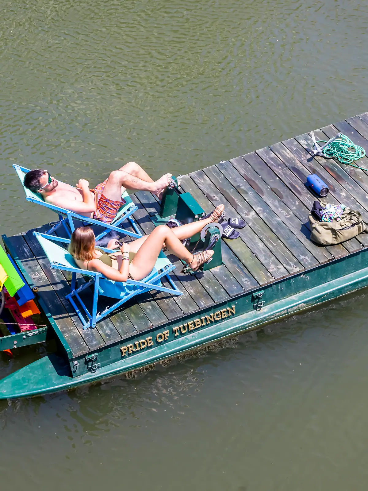 Ein sonnenhungrifes Paar, Tretboot auf dem Neckar in Tübingen. // 26.06.2024: Tübingen, Baden-Württemberg, Deutschland, Europa *** A sun-hungry couple, pedal boat on the Neckar in Tübingen 26 06 2024 Tübingen, Baden Württemberg, Germany, Europe