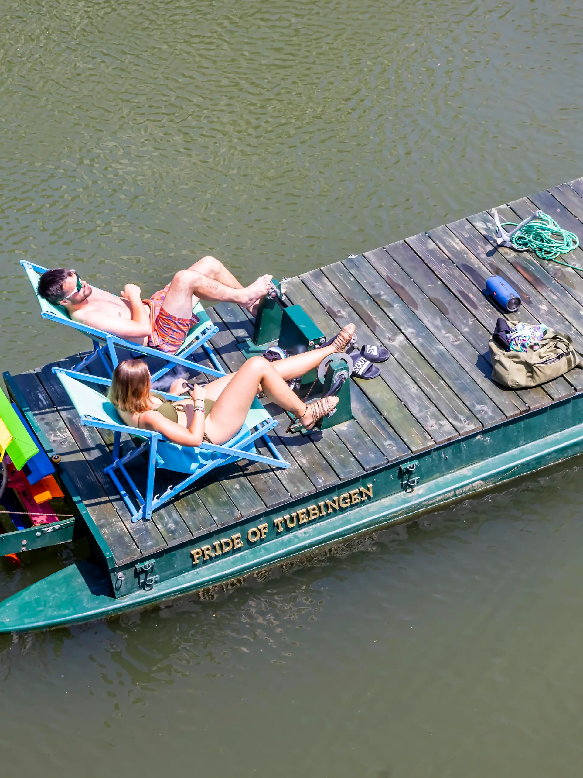 Ein sonnenhungrifes Paar, Tretboot auf dem Neckar in Tübingen. // 26.06.2024: Tübingen, Baden-Württemberg, Deutschland, Europa *** A sun-hungry couple, pedal boat on the Neckar in Tübingen 26 06 2024 Tübingen, Baden Württemberg, Germany, Europe