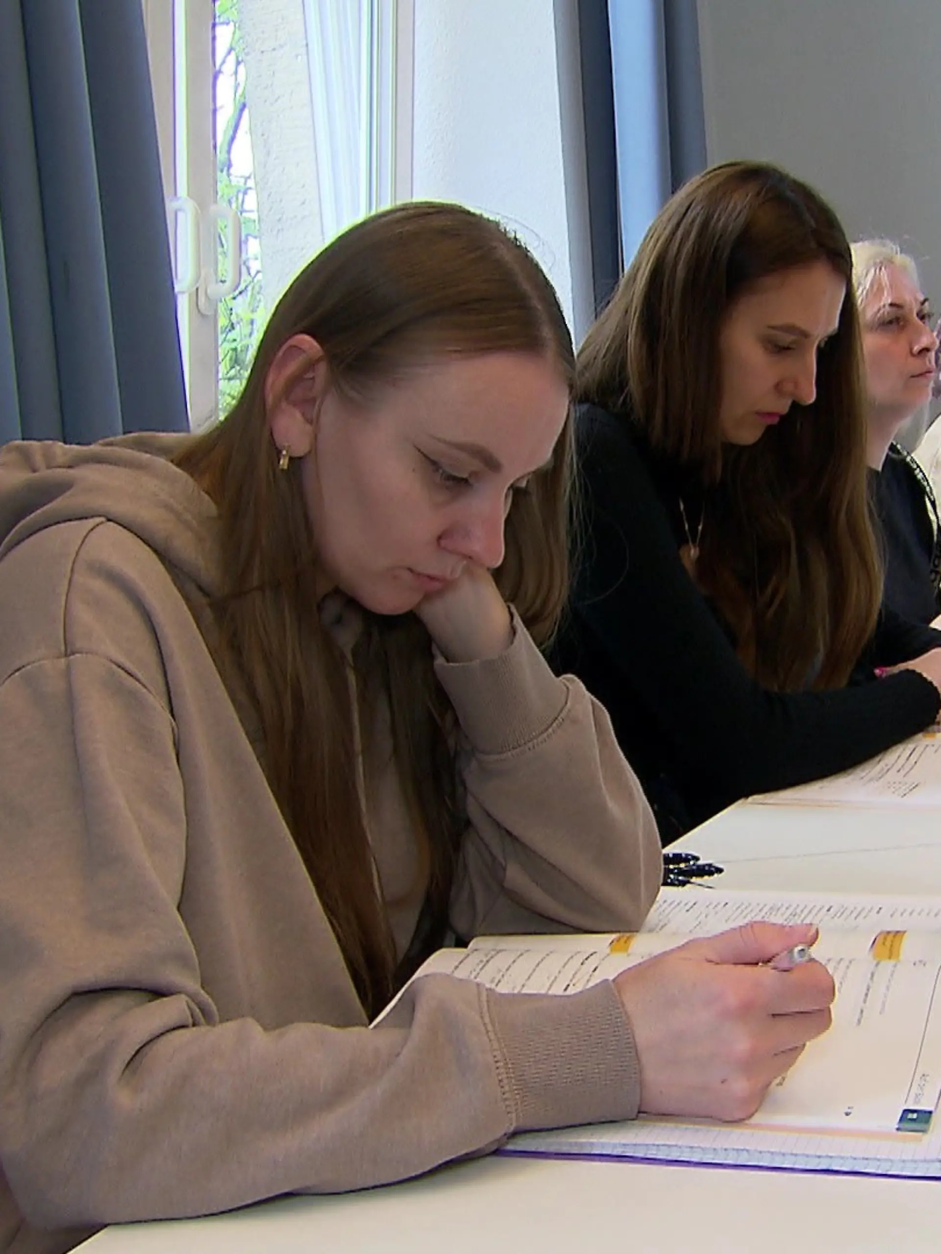 Ukrainische Frauen im Sprachkurs. Fehlende Sprachkenntnisse sind ein häufiger Hinderungsgrund, in Deutschland einen Job zu finden.