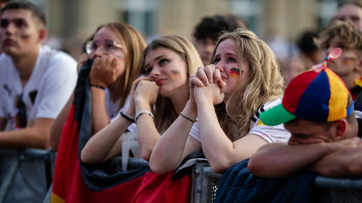 Deutschland-Fans in Stuttgart sind nach dem Ausscheiden der Nationalmannschaft aus dem Turnier traurig.