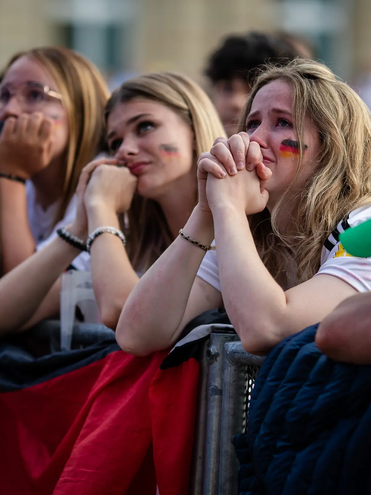 Deutschland-Fans in Stuttgart sind nach dem Ausscheiden der Nationalmannschaft aus dem Turnier traurig.
