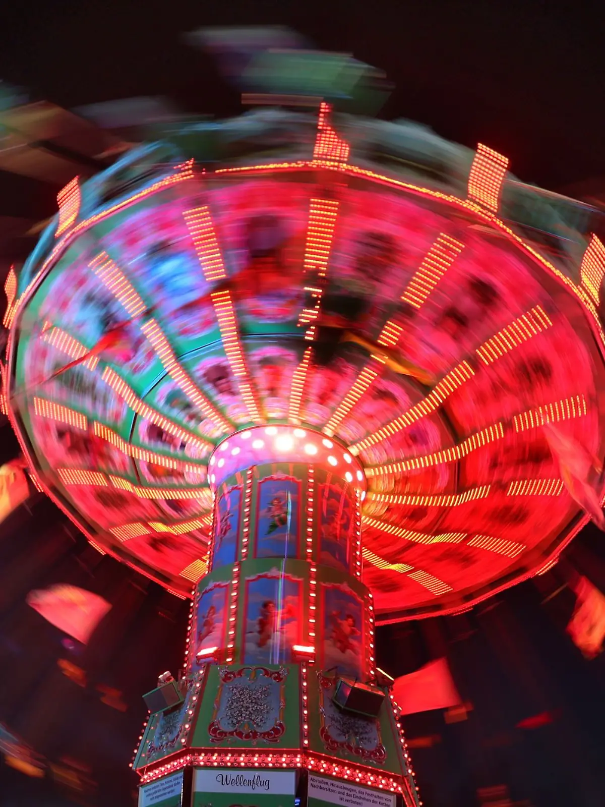 Bild zu: "Fünf Verletzte! Auto fährt bei Kirmes auf Menschen zu "