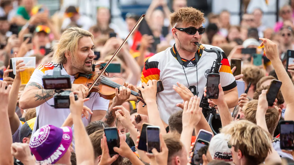 Vor dem Deutschlandspiel gegen Spanien spielten Saxofonist und Social-Media-Star Andre Schnura (r) und Geiger David Garrett (l) für Fans in der Fan-Zone auf dem Schlossplatz in Stuttgart und sorgten für gute Stimmung. Eine Stimmung, die wir trotz Ausscheiden beibehalten sollten.