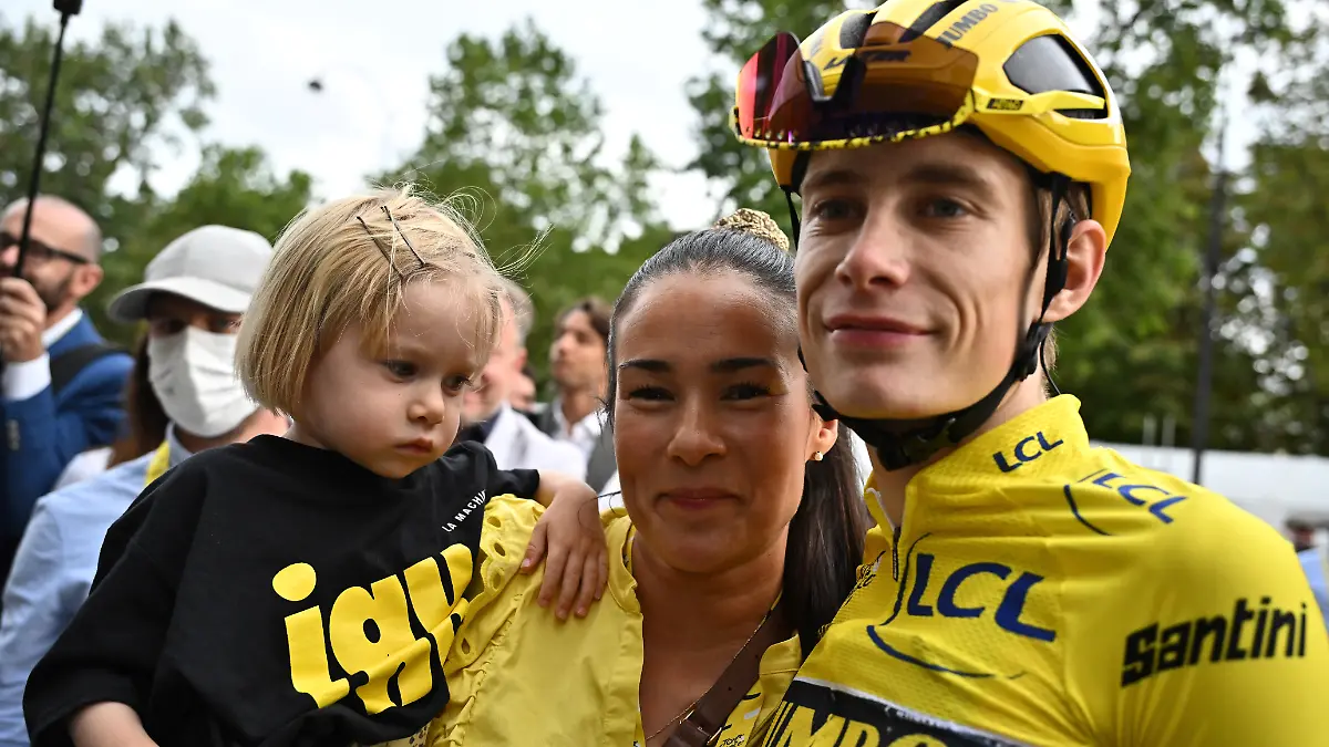 Jonas Vingegaard mit seiner Frau Trine Hansen und Tochter Frida.