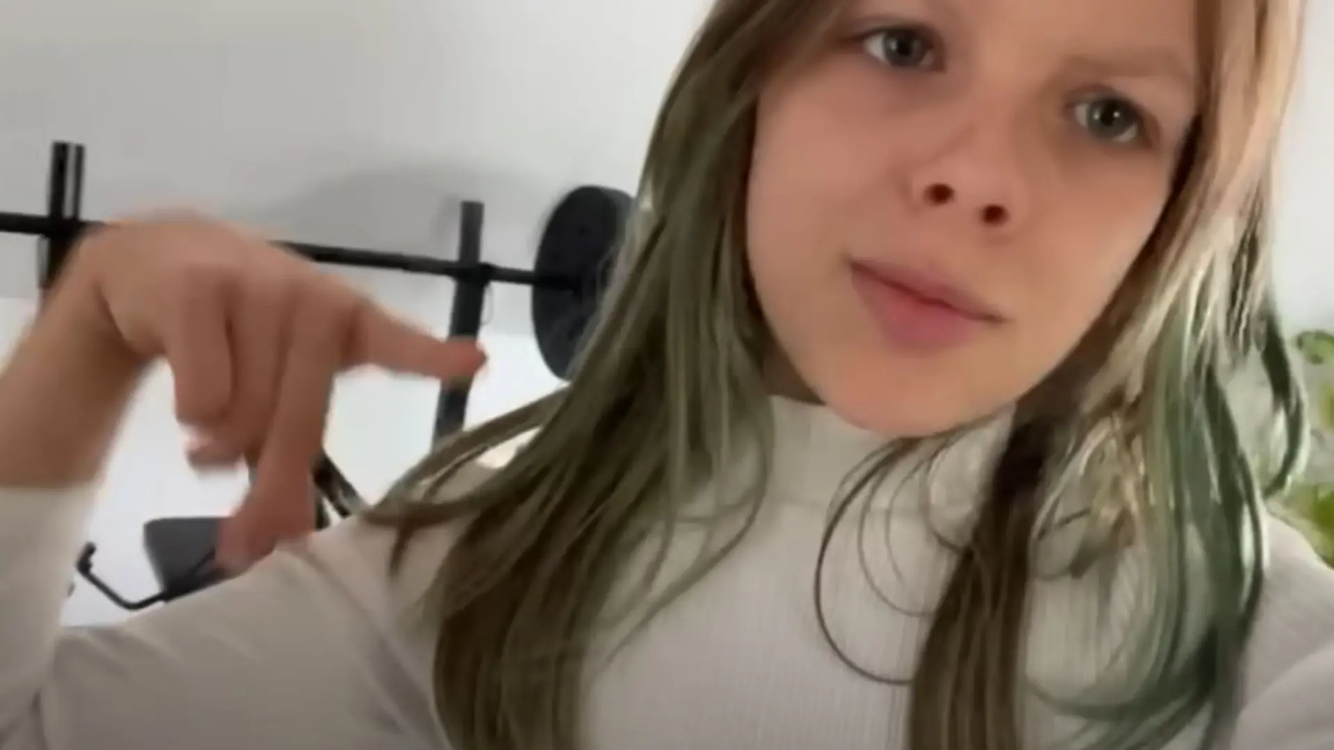 Anne Wünsches Tochter Miley zeigt das Ergebnis ihrer Haartönung.