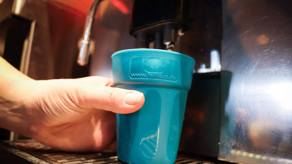 Einwegbecher gelten als nicht umweltfreundlich - Wiesbaden und Mainz haben daher die vereinfachte Rückgabe von Mehrweg-Getränkebechern etwa in Cafés getestet. (Symbolbild)