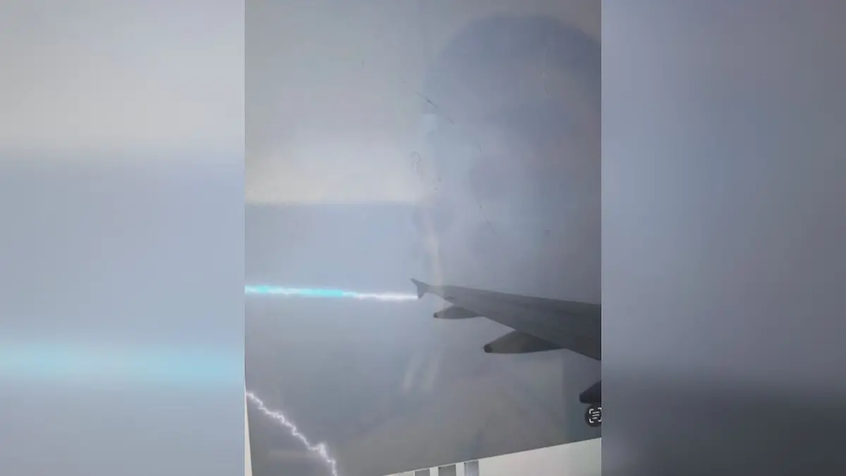 Ein Blitz schlägt auf den Flügel eines Flugzeuges ein.