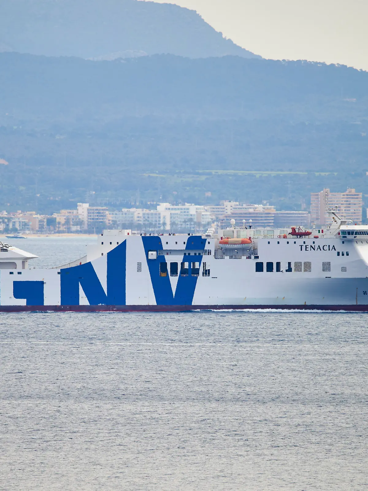 Bild zu: "411 Menschen an Bord – Mallorca-Fähre brennt!"