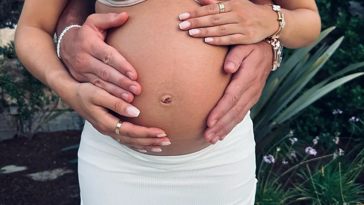 Sasha Attwood, Freundin von England-Star Jack Grealish, zeigt ihren Babybauch.