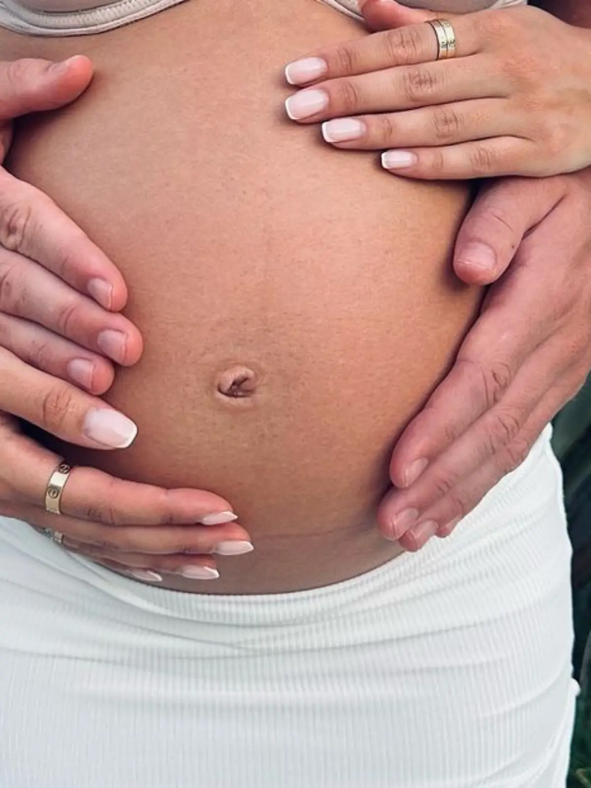 Sasha Attwood, Freundin von England-Star Jack Grealish, zeigt ihren Babybauch.
