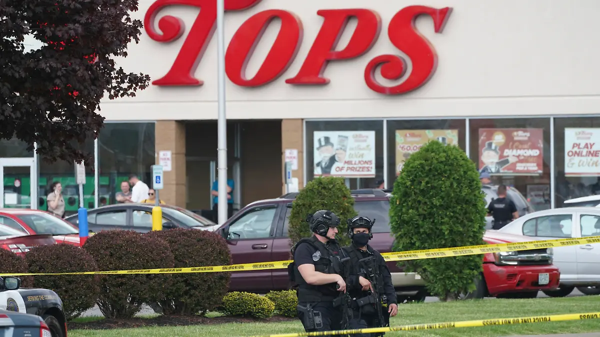 14.05.2022, USA, Buffalo: Die Polizei sichert die Umgebung nach Schüssen in einem Supermarkt. Nach Schüssen in der US-Stadt Buffalo sind Polizeiangaben zufolge mindestens zehn Menschen getötet worden. Der Schütze ist nach Angaben des Bürgermeisters des Stadt in Gewahrsam genommen worden. Foto: Derek Gee/The Buffalo News/AP/dpa - ACHTUNG: Nur zur redaktionellen Verwendung und nur mit vollständiger Nennung des vorstehenden Credits +++ dpa-Bildfunk +++