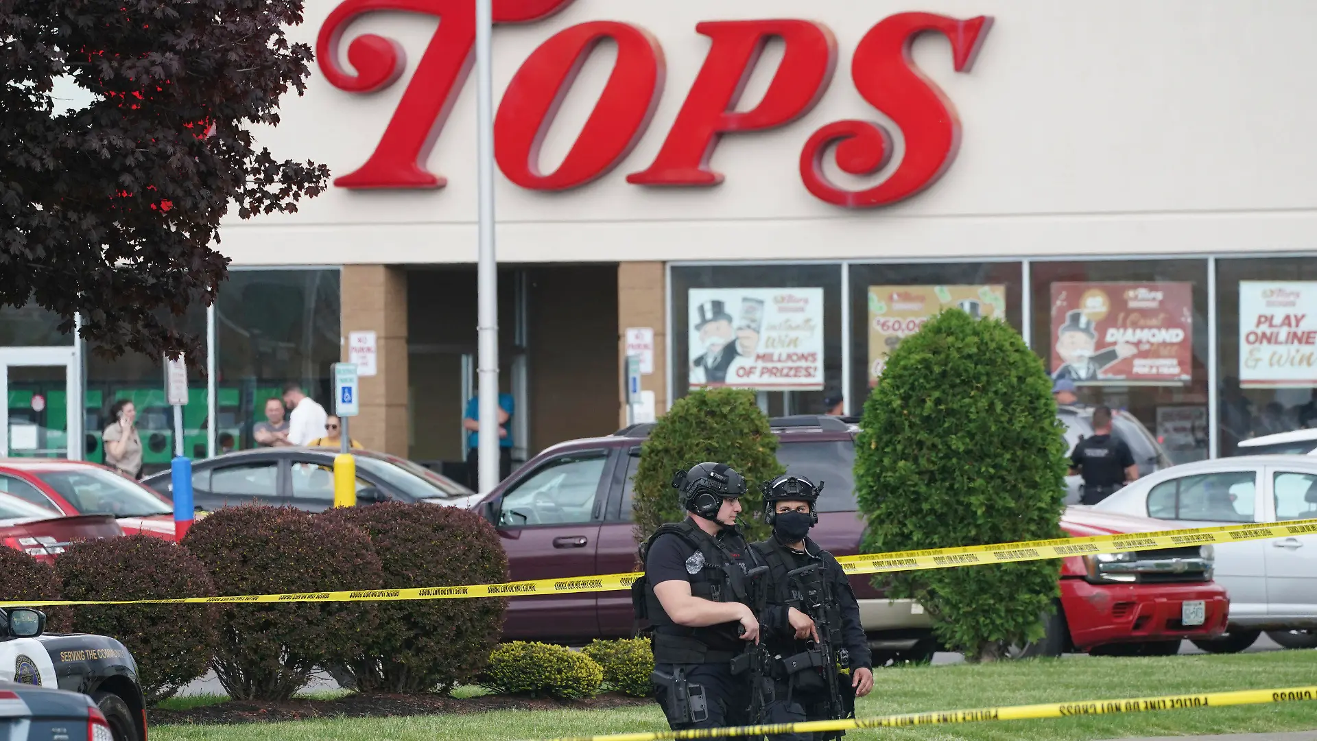 14.05.2022, USA, Buffalo: Die Polizei sichert die Umgebung nach Schüssen in einem Supermarkt. Nach Schüssen in der US-Stadt Buffalo sind Polizeiangaben zufolge mindestens zehn Menschen getötet worden. Der Schütze ist nach Angaben des Bürgermeisters des Stadt in Gewahrsam genommen worden. Foto: Derek Gee/The Buffalo News/AP/dpa - ACHTUNG: Nur zur redaktionellen Verwendung und nur mit vollständiger Nennung des vorstehenden Credits +++ dpa-Bildfunk +++