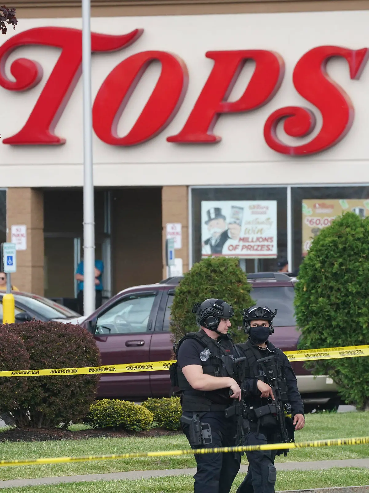 14.05.2022, USA, Buffalo: Die Polizei sichert die Umgebung nach Schüssen in einem Supermarkt. Nach Schüssen in der US-Stadt Buffalo sind Polizeiangaben zufolge mindestens zehn Menschen getötet worden. Der Schütze ist nach Angaben des Bürgermeisters des Stadt in Gewahrsam genommen worden. Foto: Derek Gee/The Buffalo News/AP/dpa - ACHTUNG: Nur zur redaktionellen Verwendung und nur mit vollständiger Nennung des vorstehenden Credits +++ dpa-Bildfunk +++