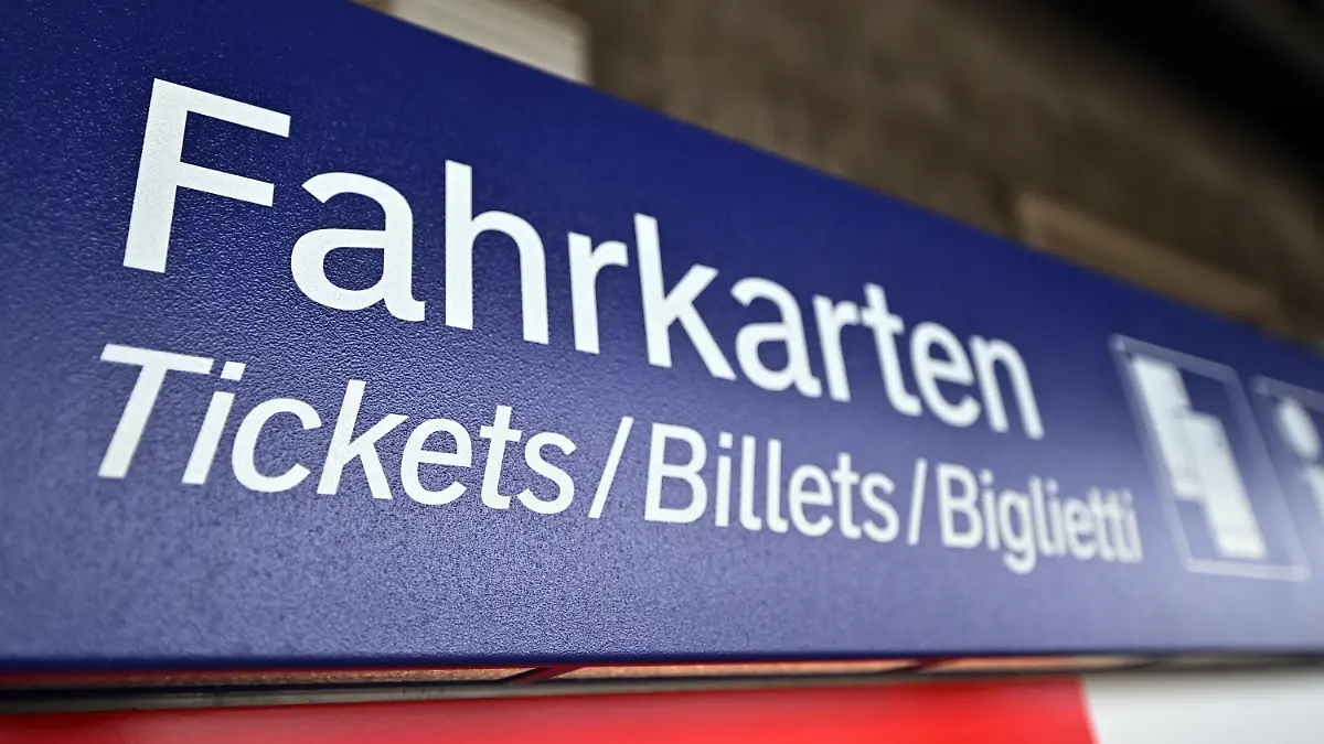 ARCHIV - 02.05.2022, Thüringen, Suhl: Ein Fahrkartenautomat steht am Bahnsteig. In Thüringen laufen die Vorbereitungen für das 9-Euro-Monatsticket. Bei der Deutschen Bahn können Verbraucherinnen und Verbraucher das sogenannte 9-Euro-Monatsticket ab dem 23. Mai kaufen - vorausgesetzt Bundestag und Bundesrat stimmen dem Vorhaben zu. (zu dpa «Deutsche Bahn kündigt Verkaufsstart für 9-Euro-Ticket am 23. Mai an») Foto: Martin Schutt/dpa +++ dpa-Bildfunk +++