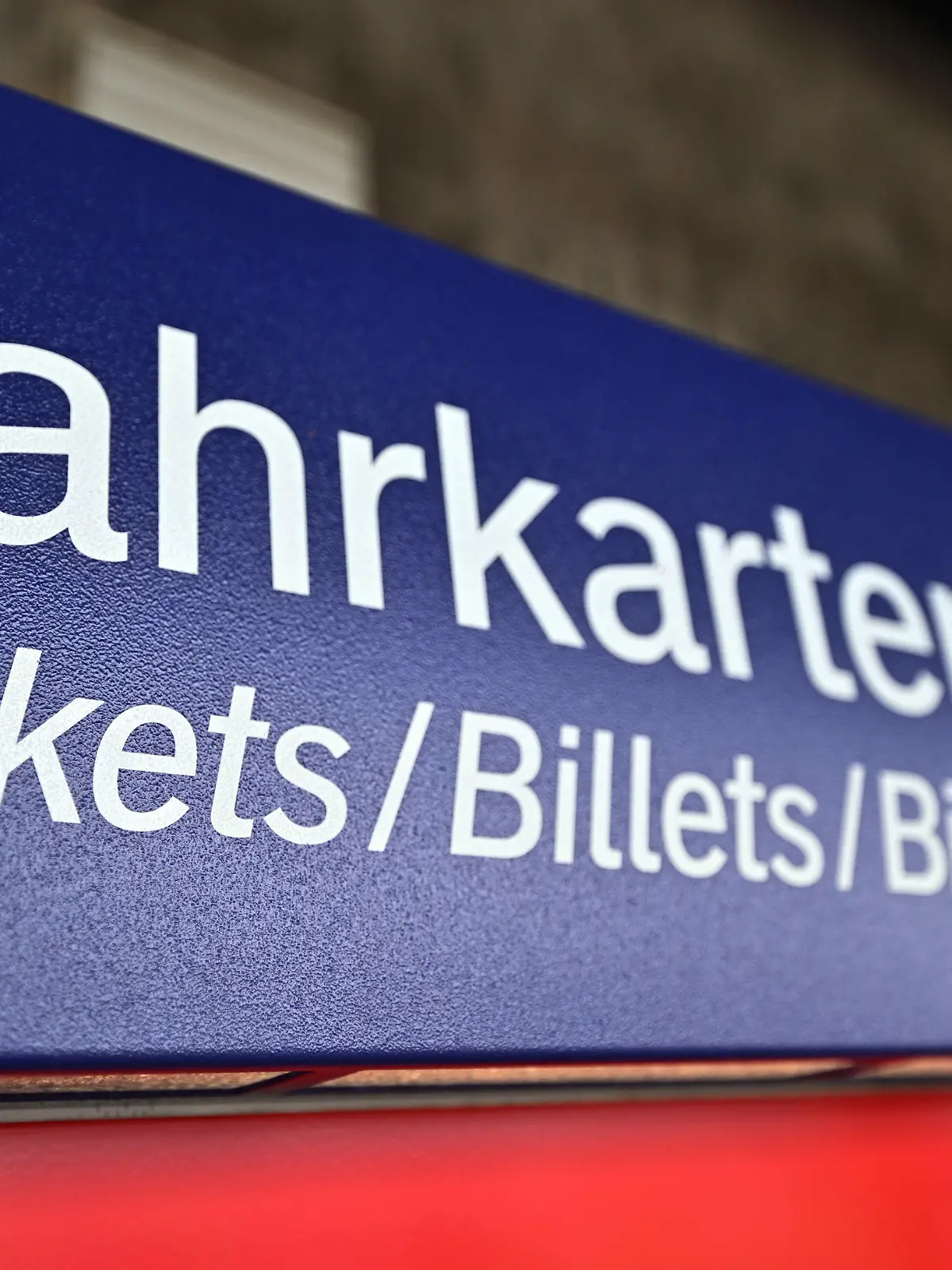 ARCHIV - 02.05.2022, Thüringen, Suhl: Ein Fahrkartenautomat steht am Bahnsteig. In Thüringen laufen die Vorbereitungen für das 9-Euro-Monatsticket. Bei der Deutschen Bahn können Verbraucherinnen und Verbraucher das sogenannte 9-Euro-Monatsticket ab dem 23. Mai kaufen - vorausgesetzt Bundestag und Bundesrat stimmen dem Vorhaben zu. (zu dpa «Deutsche Bahn kündigt Verkaufsstart für 9-Euro-Ticket am 23. Mai an») Foto: Martin Schutt/dpa +++ dpa-Bildfunk +++