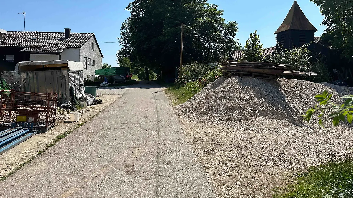 Eine Zufahrtsstraße zu einem Bauernhof.