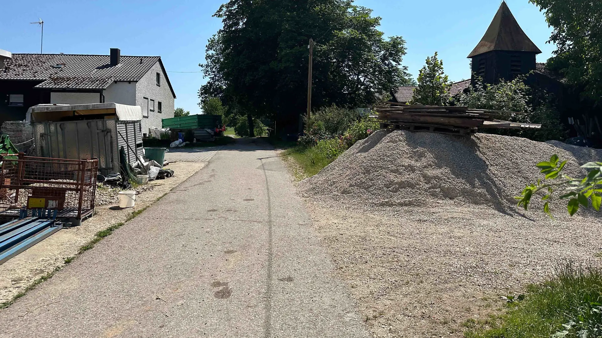 Eine Zufahrtsstraße zu einem Bauernhof.