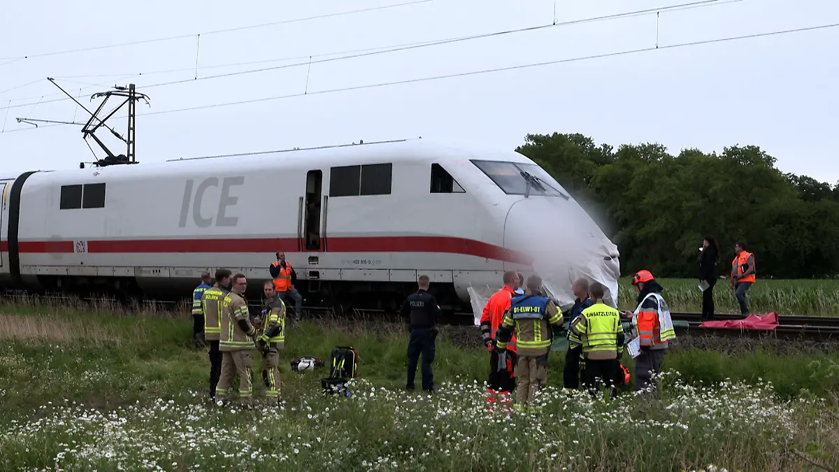 Nach dem Unfall sind die Einsatzkräfte an der Unfallstelle.