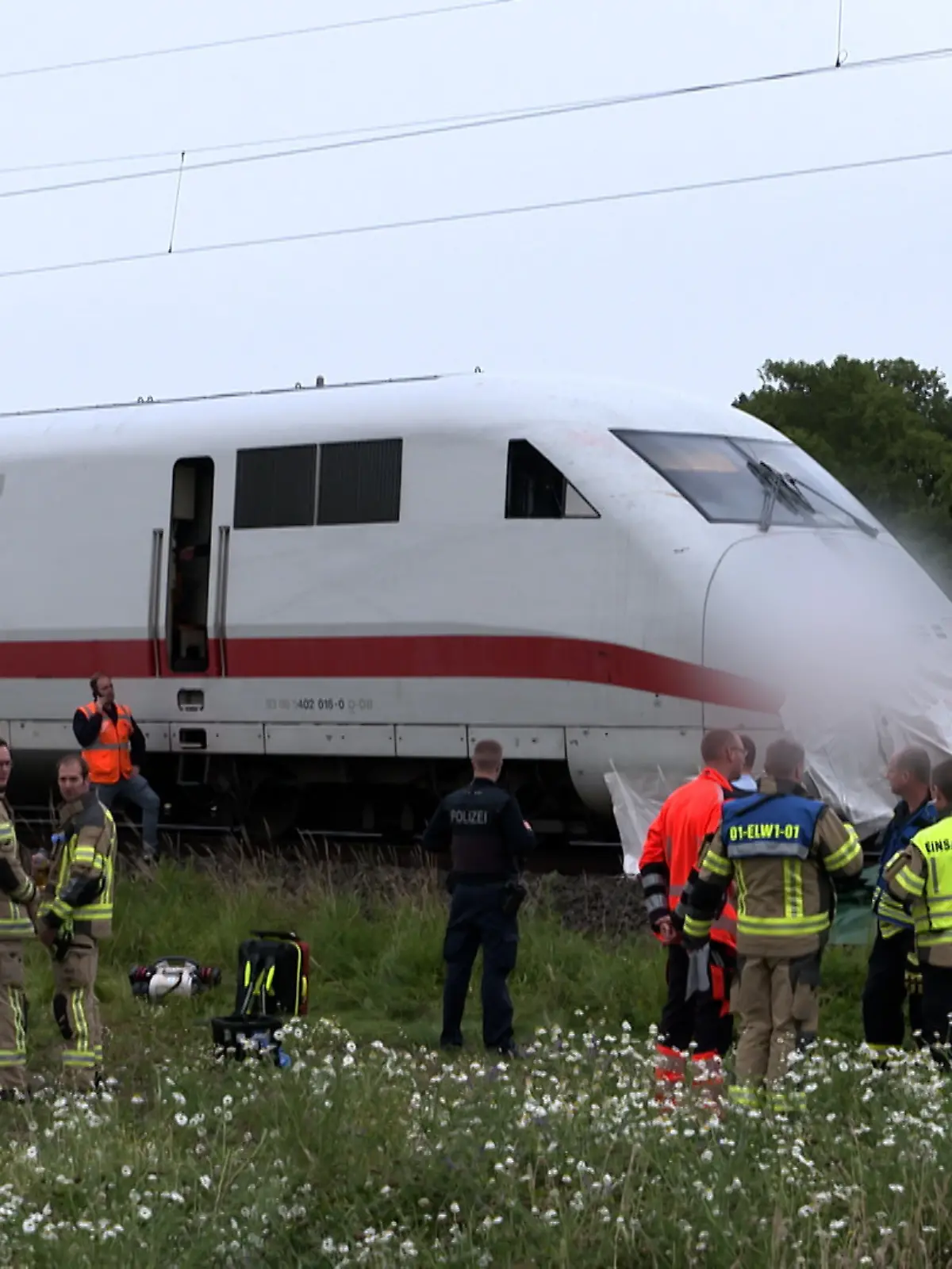 Nach dem Unfall sind die Einsatzkräfte an der Unfallstelle.