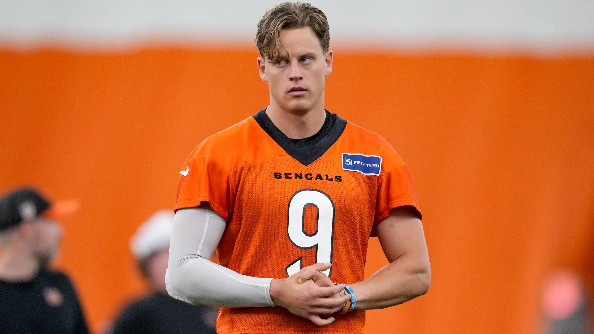 Cincinnati Bengals' Joe Burrow participates in an NFL football practice, Tuesday, June 11, 2024, in Cincinnati. (AP Photo/Jeff Dean)