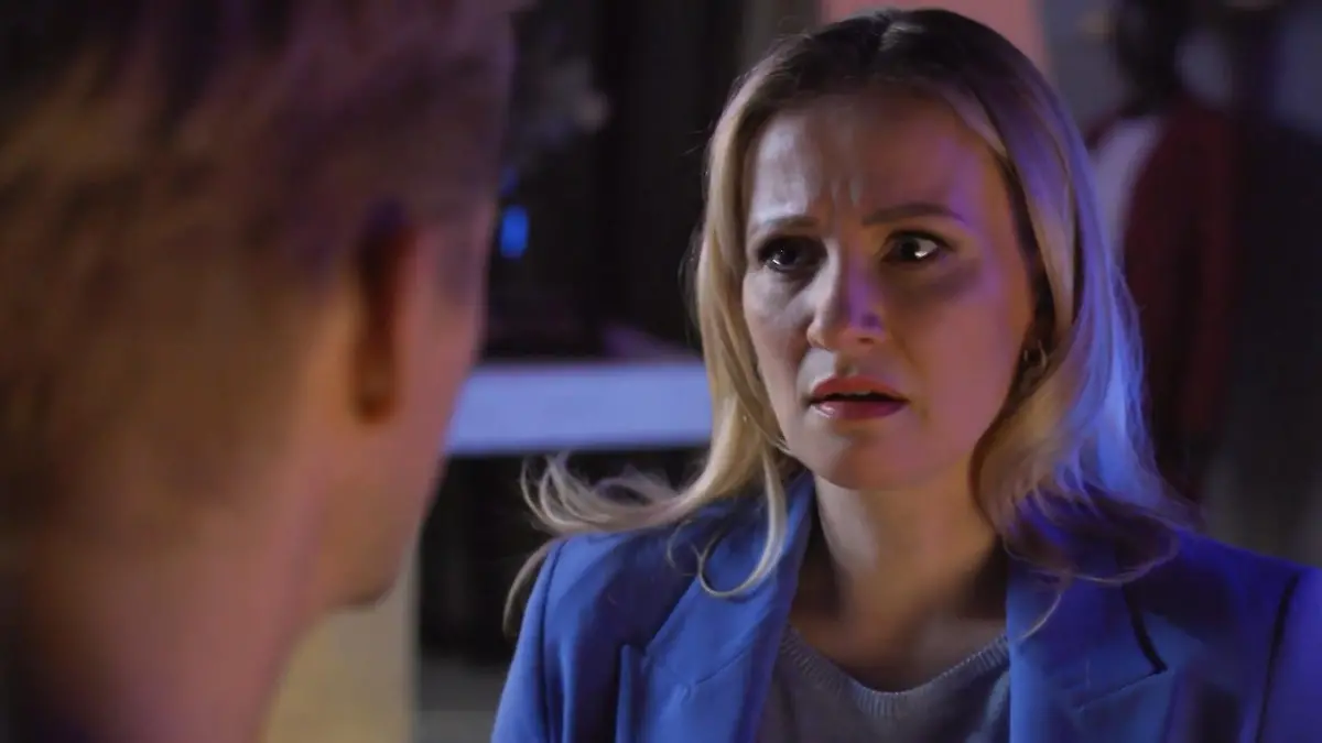 Isabelle steht Casper Seitz wehrlos gegenüber AWZ-Folge vom 12.07.24 auf RTL+