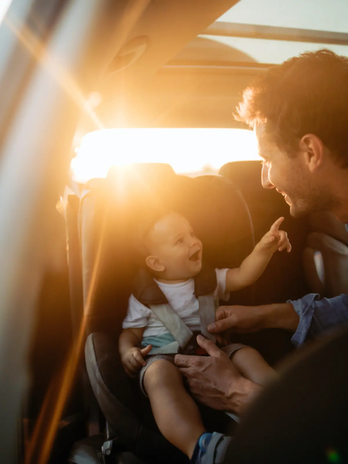 Vater schnallt Baby im Auto an 