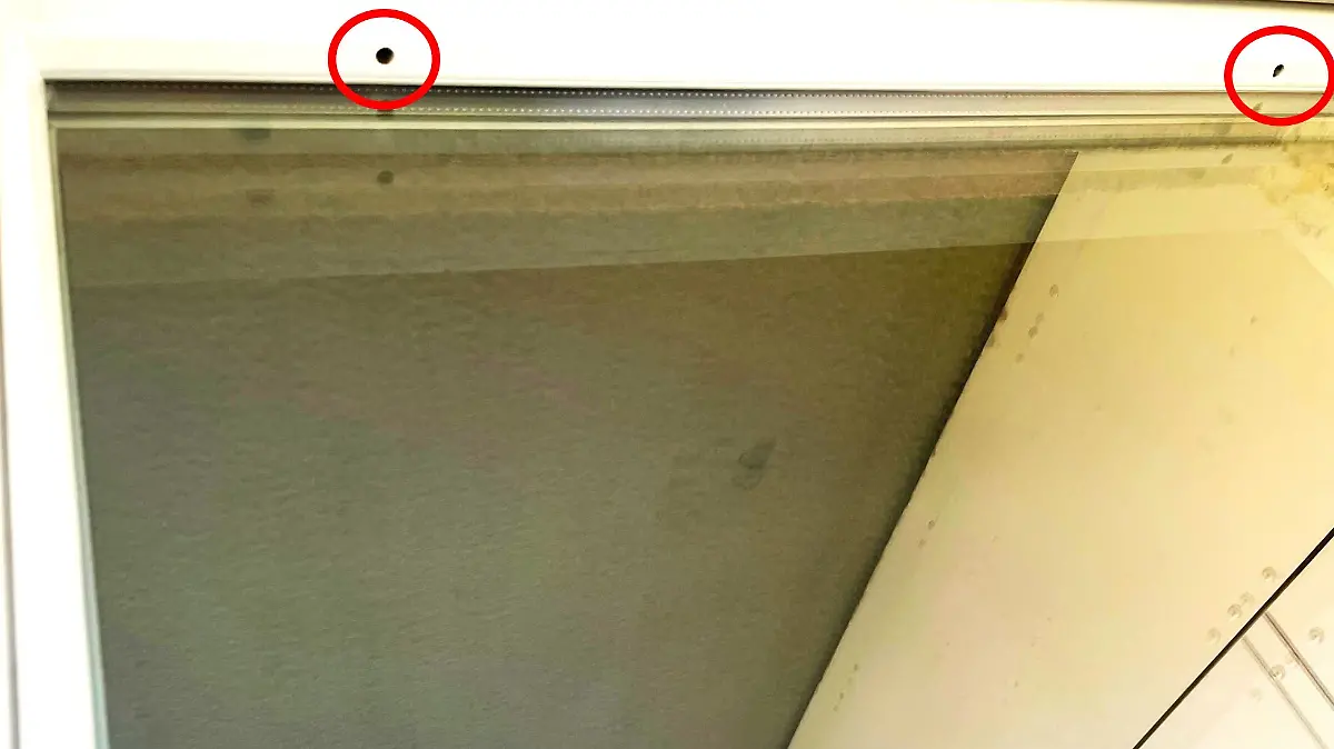 Löcher im Rahmen eines Fensters
