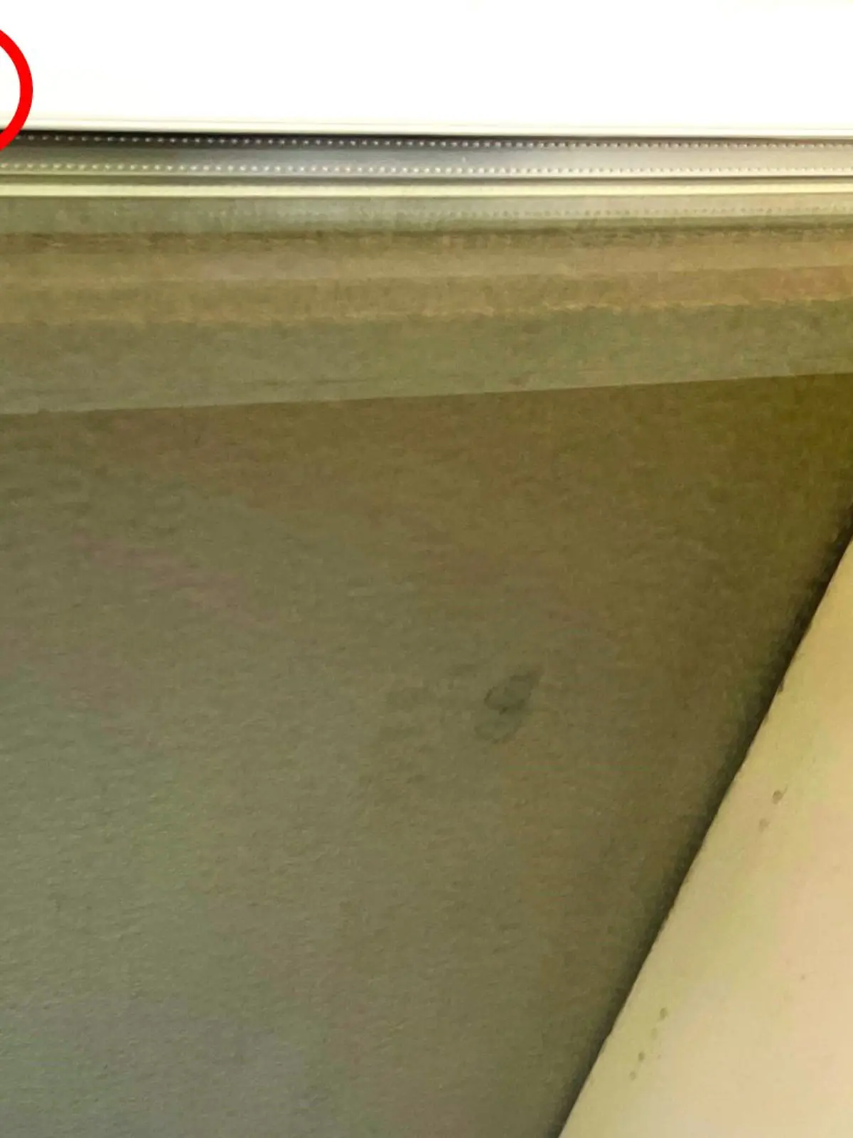 Löcher im Rahmen eines Fensters