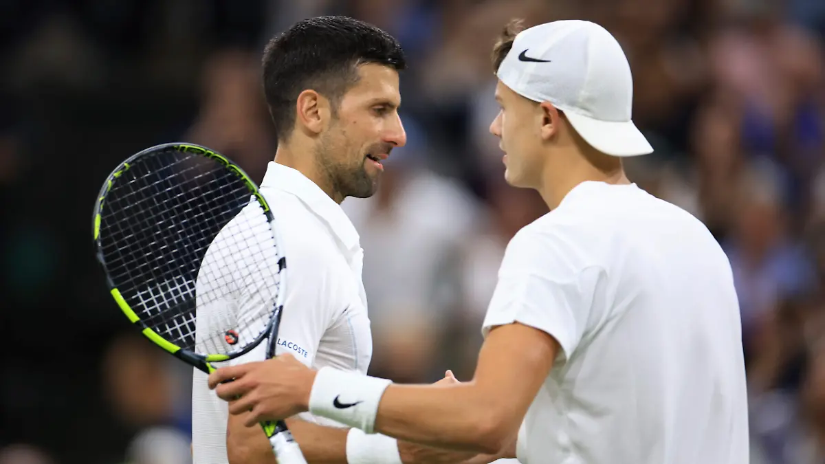 Novak Djokovic besiegt Holger Rune in drei Sätzen.