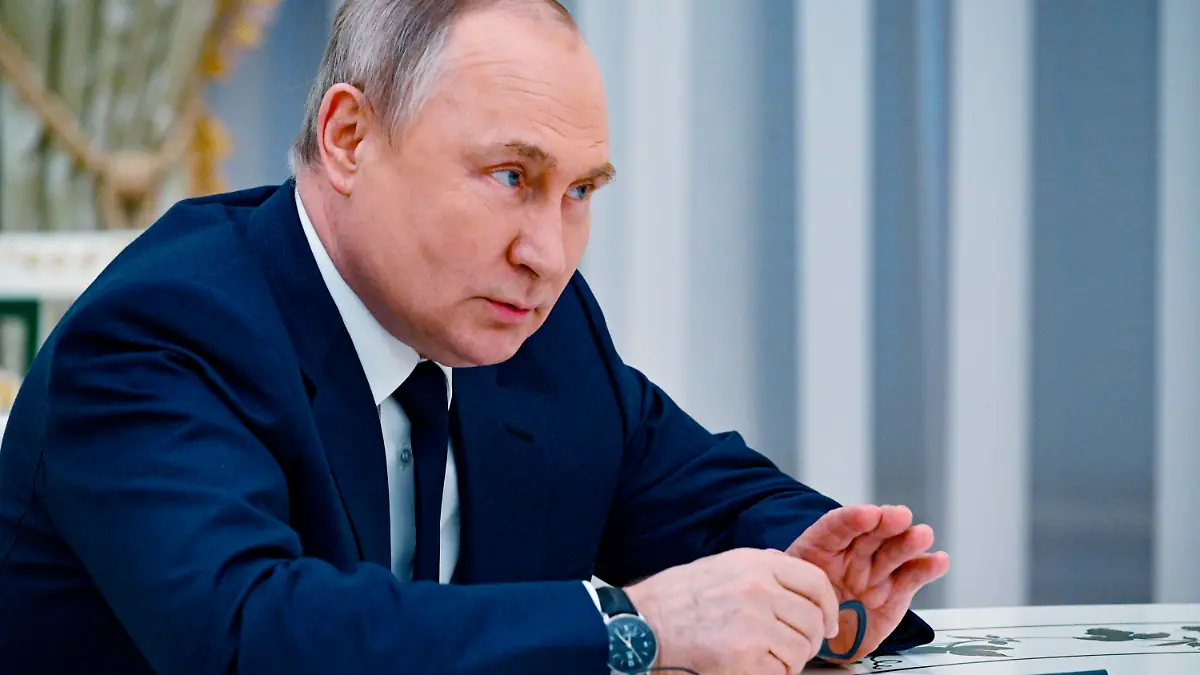 HANDOUT - 26.04.2022, Russland, Moskau: Das von der staatlichen russischen Nachrichtenagentur Sputnik über AP veröffentlichte Pool-Foto zeigt Wladimir Putin, Präsident von Russland, während eiens Treffens mit UN-Generalsekretär Guterres im Kreml. Kremlchef Putin hat bei seinem Treffen mit UN-Generalsekretär Guterres die Kämpfe in der südostukrainischen Hafenstadt Mariupol erneut für beendet erklärt. Foto: Vladimir Astapkovich/Pool Sputnik Kremlin/AP/dpa - ACHTUNG: Nur zur redaktionellen Verwendung im Zusammenhang mit der aktuellen Berichterstattung und nur mit vollständiger Nennung des vorstehenden Credits +++ dpa-Bildfunk +++