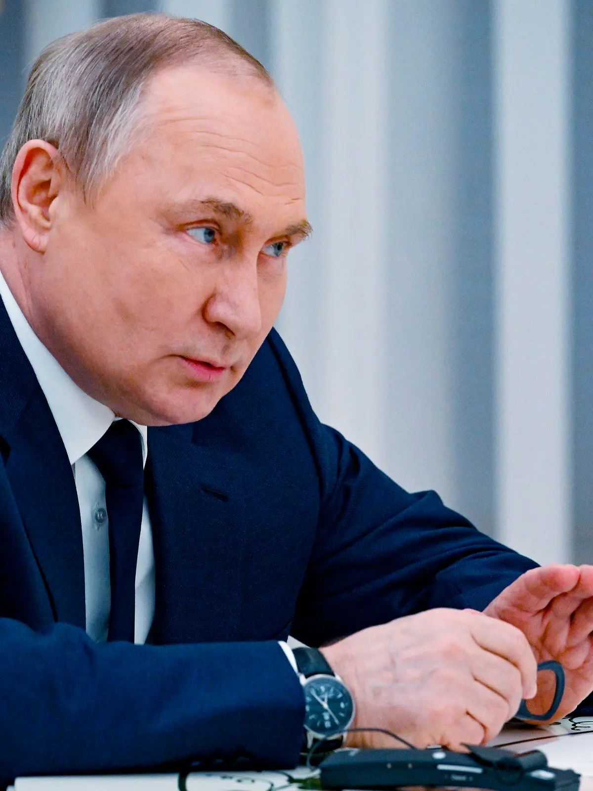 HANDOUT - 26.04.2022, Russland, Moskau: Das von der staatlichen russischen Nachrichtenagentur Sputnik über AP veröffentlichte Pool-Foto zeigt Wladimir Putin, Präsident von Russland, während eiens Treffens mit UN-Generalsekretär Guterres im Kreml. Kremlchef Putin hat bei seinem Treffen mit UN-Generalsekretär Guterres die Kämpfe in der südostukrainischen Hafenstadt Mariupol erneut für beendet erklärt. Foto: Vladimir Astapkovich/Pool Sputnik Kremlin/AP/dpa - ACHTUNG: Nur zur redaktionellen Verwendung im Zusammenhang mit der aktuellen Berichterstattung und nur mit vollständiger Nennung des vorstehenden Credits +++ dpa-Bildfunk +++