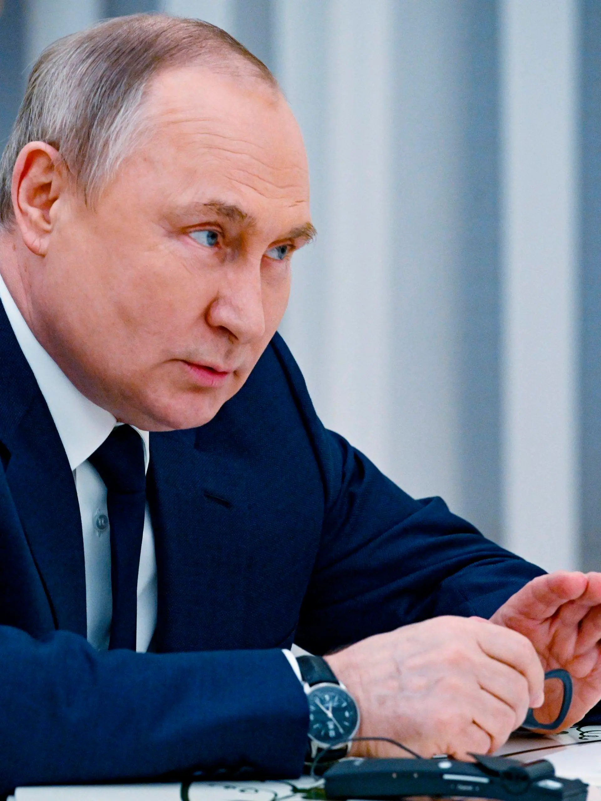 HANDOUT - 26.04.2022, Russland, Moskau: Das von der staatlichen russischen Nachrichtenagentur Sputnik über AP veröffentlichte Pool-Foto zeigt Wladimir Putin, Präsident von Russland, während eiens Treffens mit UN-Generalsekretär Guterres im Kreml. Kremlchef Putin hat bei seinem Treffen mit UN-Generalsekretär Guterres die Kämpfe in der südostukrainischen Hafenstadt Mariupol erneut für beendet erklärt. Foto: Vladimir Astapkovich/Pool Sputnik Kremlin/AP/dpa - ACHTUNG: Nur zur redaktionellen Verwendung im Zusammenhang mit der aktuellen Berichterstattung und nur mit vollständiger Nennung des vorstehenden Credits +++ dpa-Bildfunk +++