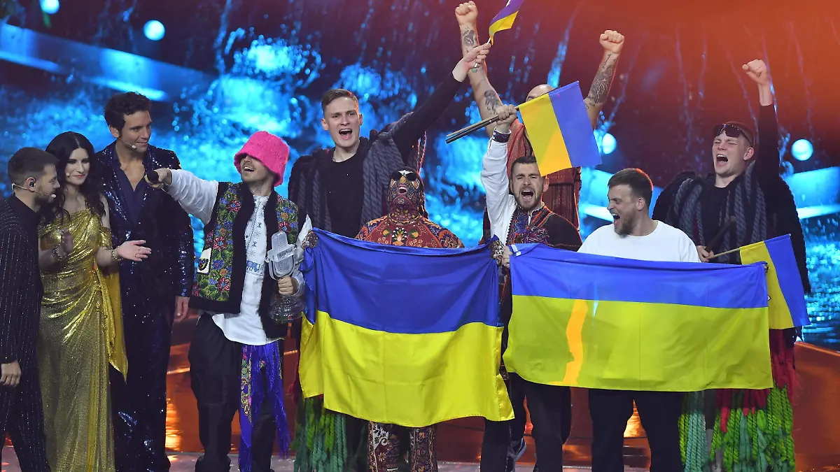 Entertainment Bilder des Tages May 15, 2022, Turin: Kalush Orchestra from Ukraine celebrates after winning the 66th annual Eurovision Song Contest ESC 2022 in Turin, Italy, 15 May 2022. ANSA/ALESSANDRO DI MARCO Turin PUBLICATIONxINxGERxSUIxAUTxONLY - ZUMAa110 20220515_zaf_a110_004 Copyright: xAlessandroxDixMarcox