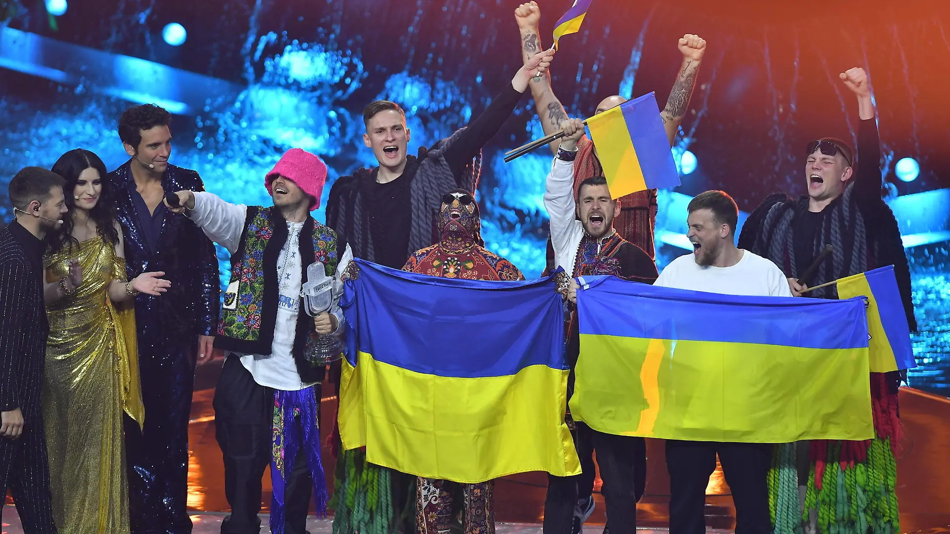 Entertainment Bilder des Tages May 15, 2022, Turin: Kalush Orchestra from Ukraine celebrates after winning the 66th annual Eurovision Song Contest ESC 2022 in Turin, Italy, 15 May 2022. ANSA/ALESSANDRO DI MARCO Turin PUBLICATIONxINxGERxSUIxAUTxONLY - ZUMAa110 20220515_zaf_a110_004 Copyright: xAlessandroxDixMarcox