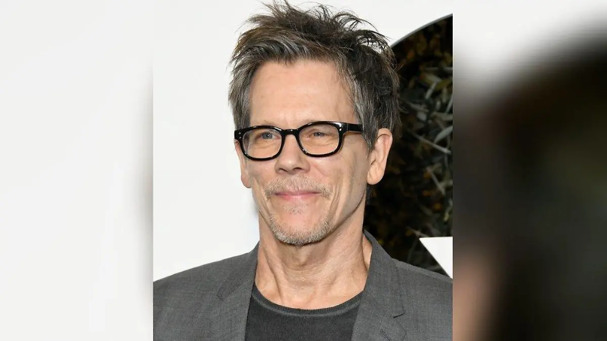 Mit 66 Jahren: Kevin Bacon grüßt oben ohne zum Geburtstag