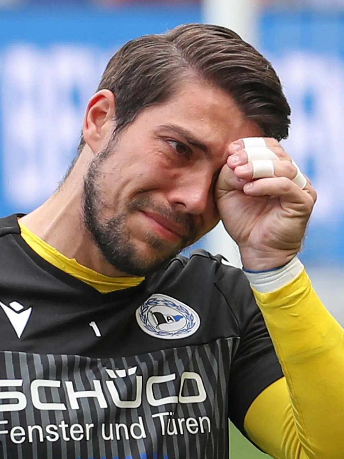 14.05.2022, Nordrhein-Westfalen, Bielefeld: Fußball: Bundesliga, Arminia Bielefeld - RB Leipzig, 34. Spieltag in der Schüco-Arena. Bielefelds Torwart Stefan Ortega weint bei seiner Verabschiedung. Foto: Friso Gentsch/dpa - WICHTIGER HINWEIS: Gemäß den Vorgaben der DFL Deutsche Fußball Liga bzw. des DFB Deutscher Fußball-Bund ist es untersagt, in dem Stadion und/oder vom Spiel angefertigte Fotoaufnahmen in Form von Sequenzbildern und/oder videoähnlichen Fotostrecken zu verwerten bzw. verwerten zu lassen. +++ dpa-Bildfunk +++
