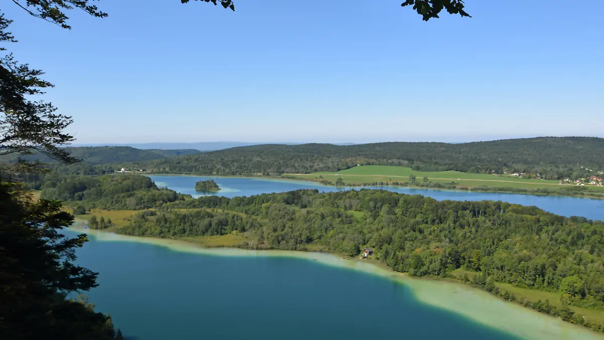 Blick auf den Lac de Chalain