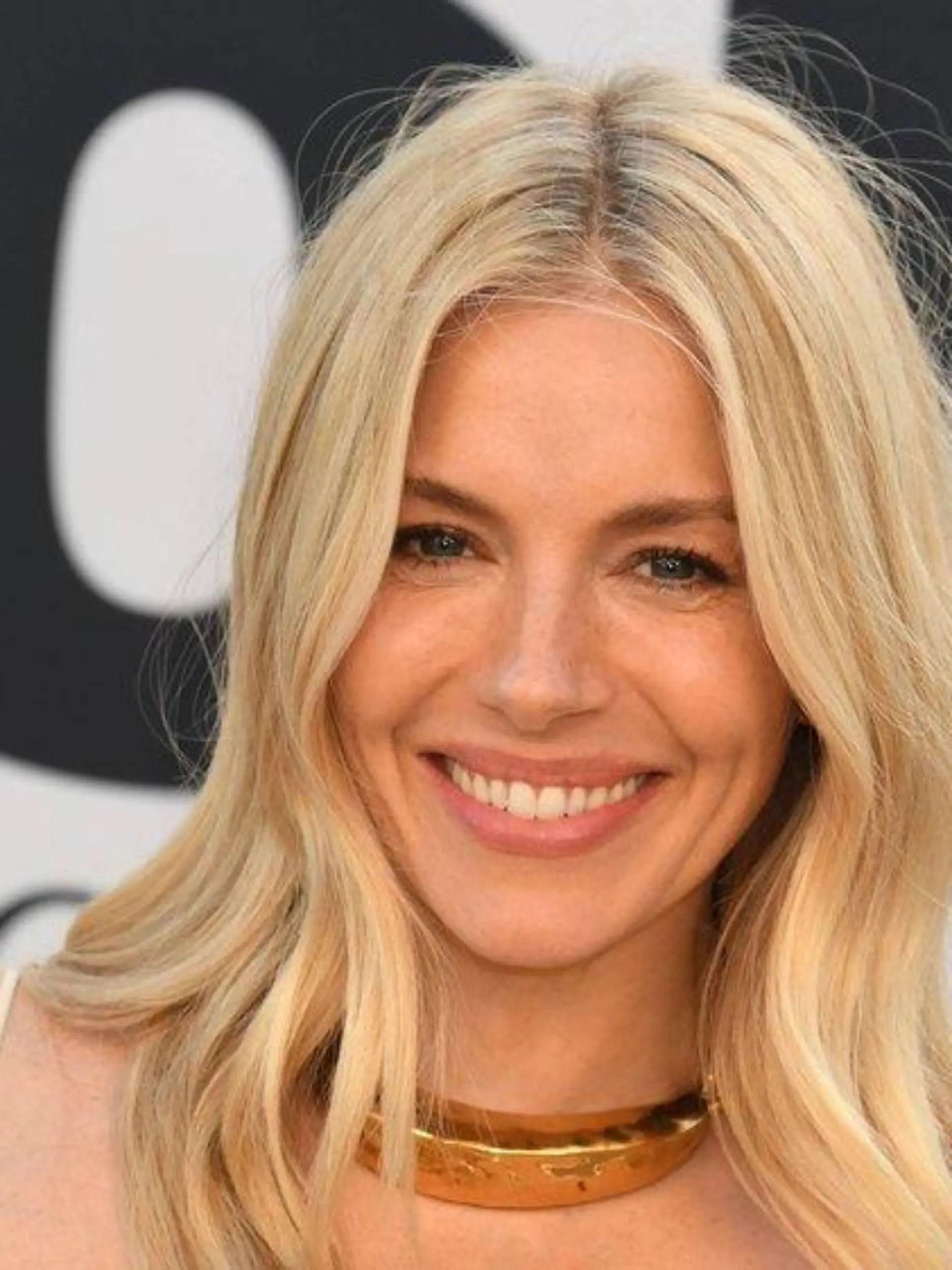 Mühelos cool wie Sienna Miller: So gelingt die Farbe "It Girl Blonde"