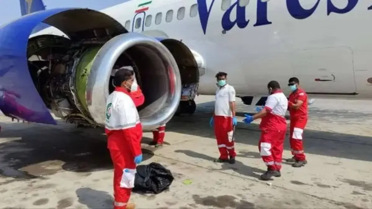 Ein Mitarbeiter des Bodenpersonals wird am Flughafen in das Triebwerk eines Flugzeugs gesogen. Die Verletzungen sind so schwer, dass keine Rettung mehr möglich ist.