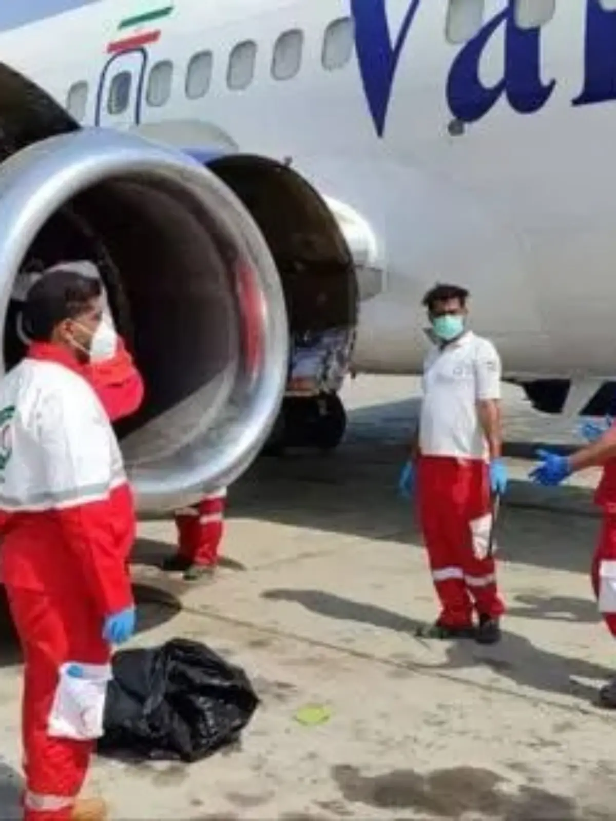 Ein Mitarbeiter des Bodenpersonals wird am Flughafen in das Triebwerk eines Flugzeugs gesogen. Die Verletzungen sind so schwer, dass keine Rettung mehr möglich ist.