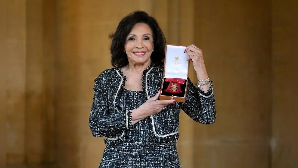 Shirley Bassey erhält Auszeichnung von König Charles