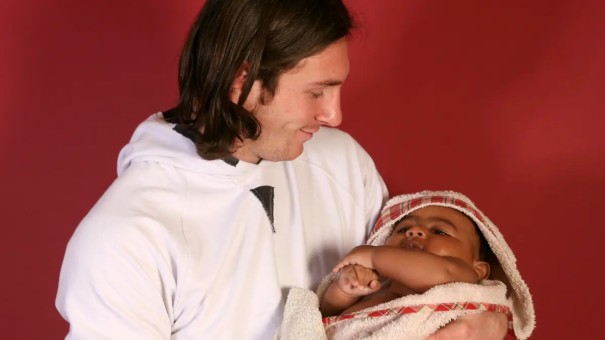 Lionel Messi hält Lamine Yamal als Baby auf dem Arm