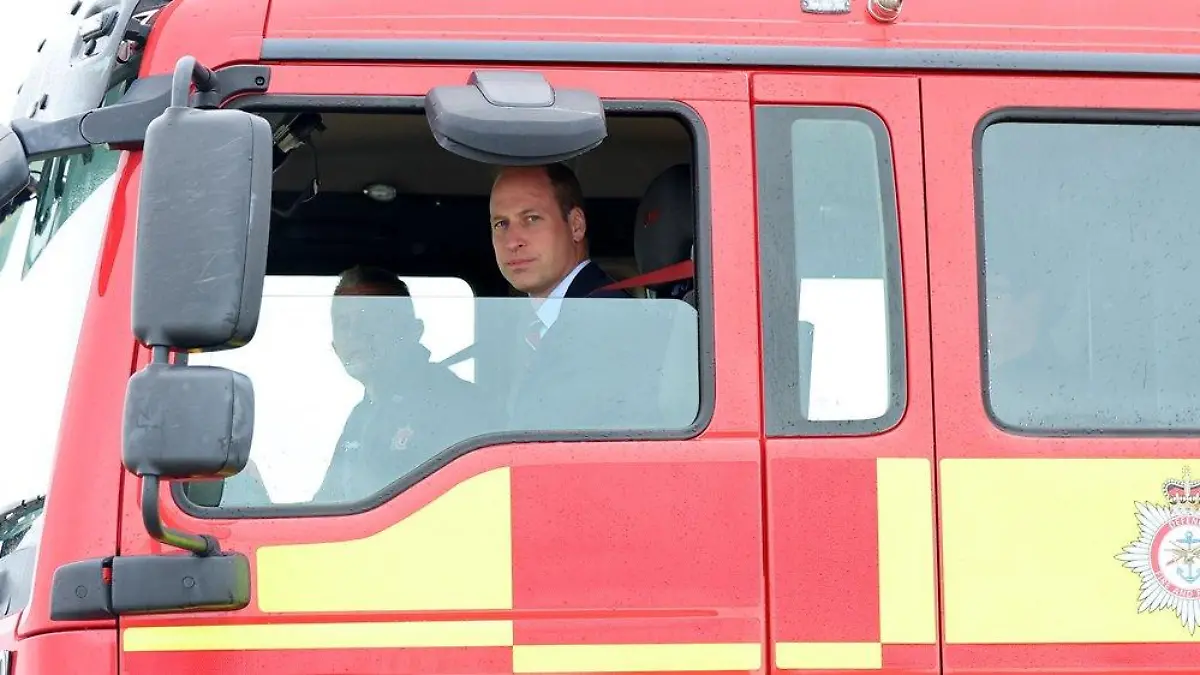 In Wales: Prinz William nimmt in einem Löschfahrzeug Platz
