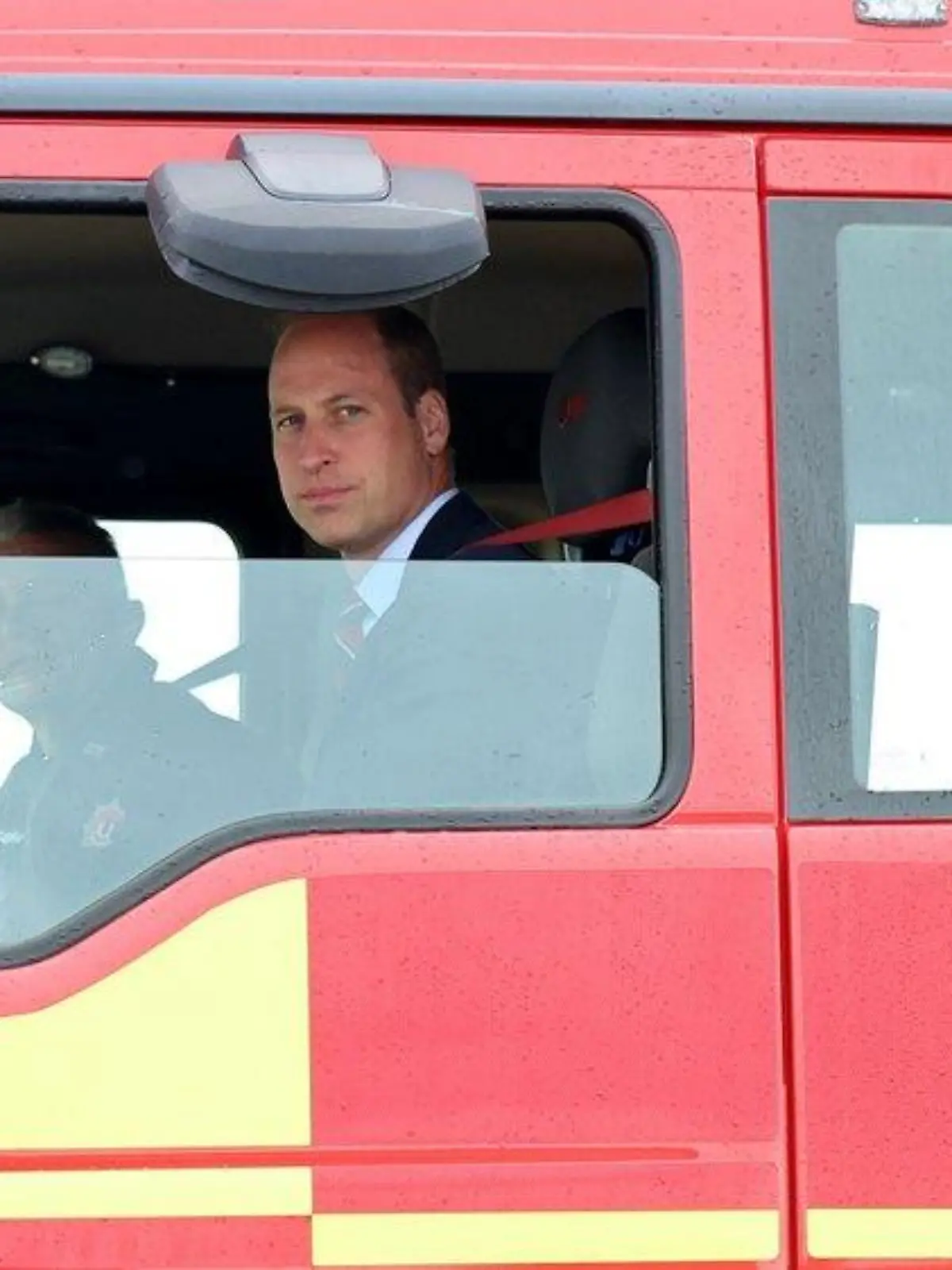 In Wales: Prinz William nimmt in einem Löschfahrzeug Platz
